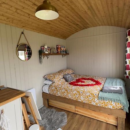Shepherds Hut At Cedar Gables Lamberhurst Exterior photo