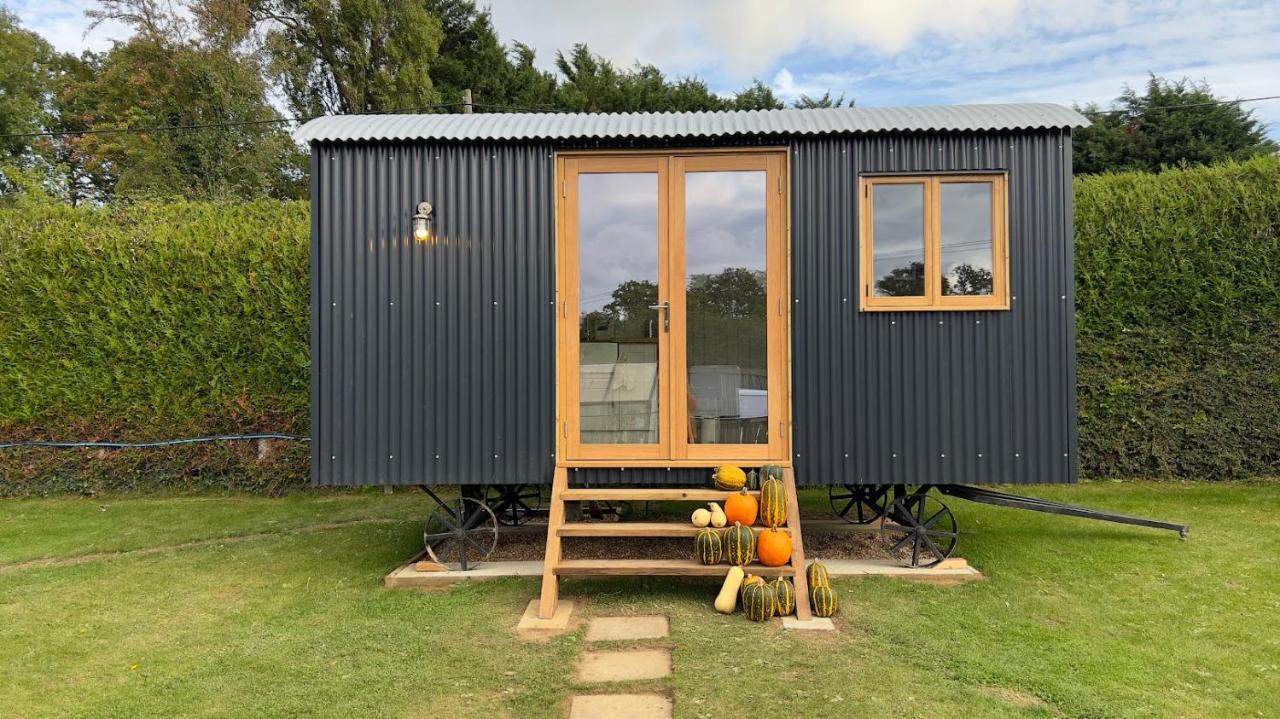 Shepherds Hut At Cedar Gables Lamberhurst Exterior photo