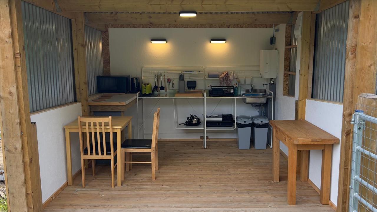 Shepherds Hut At Cedar Gables Lamberhurst Exterior photo