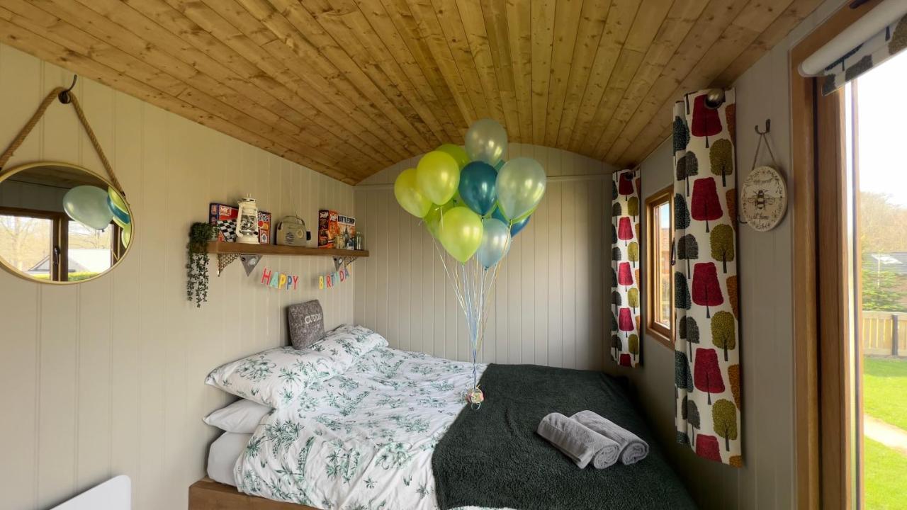 Shepherds Hut At Cedar Gables Lamberhurst Exterior photo
